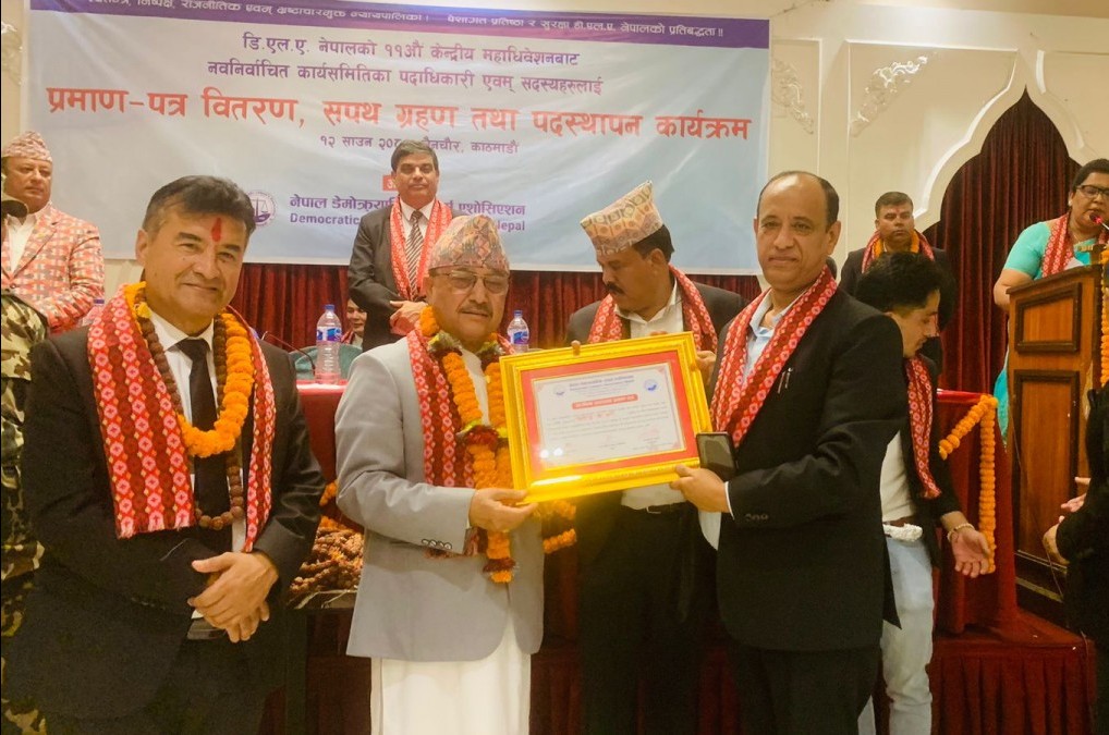 कार्यबाहक प्रधानमन्त्री तथा रक्षा मन्त्री पूर्ण बहादुर खड्काका साथमा डिएलए नेपालका नवनिर्वाचित अध्यक्ष वरिष्ठ अधिवक्ता श्री सिताराम केसीज्यू आजीवन सदस्यता प्रदान गर्नुहुँदै ।