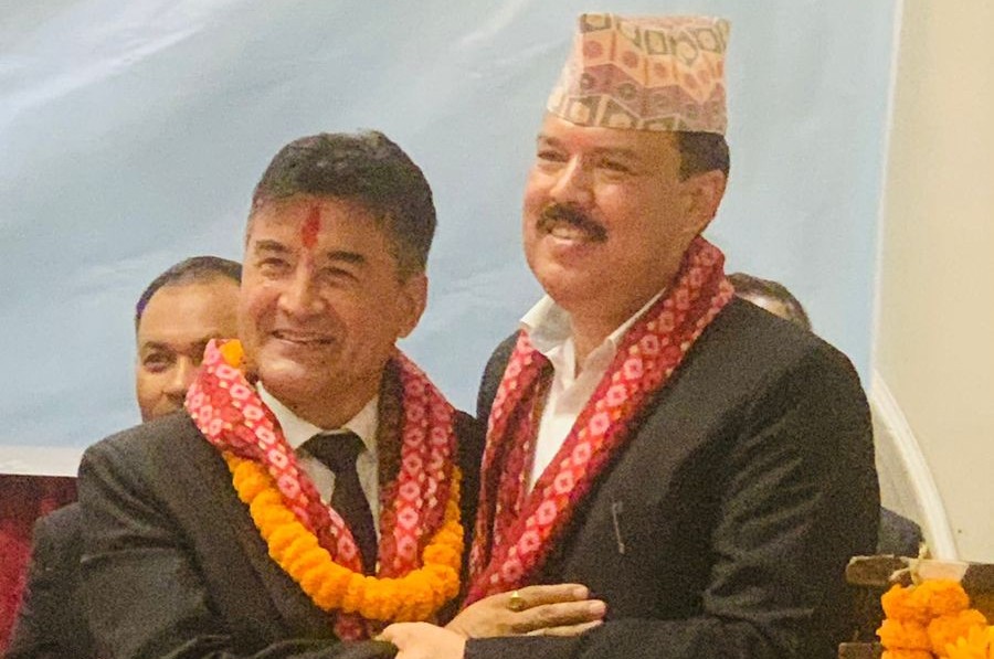निवर्तमान अध्यक्ष व अ श्री योगेन्द्र बहादुर अधिकारी नवनिर्वाचित अध्यक्ष वरिष्ठ अधिवक्ता श्री सिताराम केसीज्यूलाई शुभकामना प्रदान गर्नुहुँदै